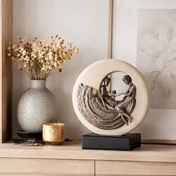 Symbolsk skulptur af par der krammer – gaveidé til bryllup